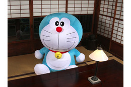 身長129.3cm! ビッグなドラえもんのぬいぐるみ 画像