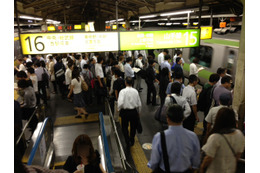 帰宅ラッシュ時の新宿駅で快適なキャリアは? 画像