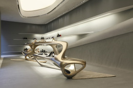 ザハ・ハディド設計のスチュアート・ワイツマン新ストア、ミラノにオープン 画像