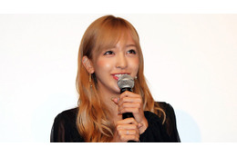 板野友美、黄色い歓声は不慣れ?「初めての経験で圧倒された」 画像