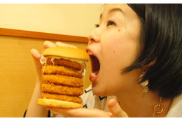 【物欲乙女日記】新入り乙女、巨大エビカツバーガーを食べてみた! 画像