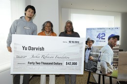ダルビッシュ、初の黒人メジャーリーガーの功績に敬意……4万2000ドル寄付 画像