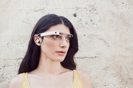 米Google、「Google Glass」改良版を発表、メガネ併用が可能に 画像