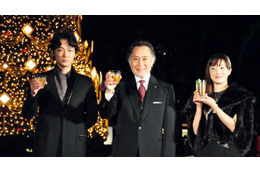 菅野美穂、ウイスキー片手に美脚披露! 画像