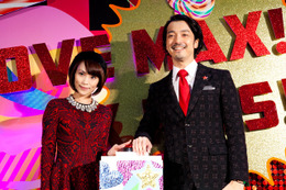 清川あさみ&金子ノブアキ、クリスマスオブジェに点灯 画像