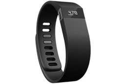 ディスプレイも搭載！　ソフトバンク、スマホと連携するリストバンド型健康管理デバイス「Fitbit Force」 画像