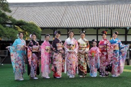 武井咲、剛力彩芽ら、新年の晴れ着を披露 ひとあし早く 画像