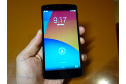 最新OS搭載で使い勝手に優れた「Nexus 5」、イー・モバイル版の特徴は? 画像