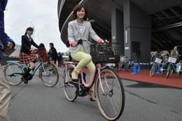 ヤマハの新型電動アシスト自転車、トリプルセンサーで滑らかなアシスト 画像