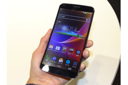 【au2014年春モデル】日本初登場の曲面ディスプレイ採用「LG G Flex LGL23」……25日発売、通話時は顔にフィット 画像