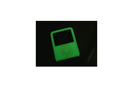 iPodが暗闇で光る！　ブライトンネット、蓄光タイプの第3世代iPod nano専用シリコンケース 画像