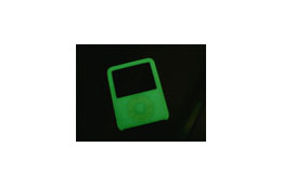 iPodが暗闇で光る! ブライトンネット、蓄光タイプの第3世代iPod nano専用シリコンケース 画像