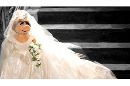 ヴィヴィアン・ウエストウッド、豚の歌姫にウエディングドレスデザイン 画像