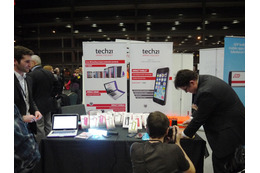 【MWC 2014 Vol.40(動画)】スマホにかかる衝撃を分散・吸収するケースと保護フィルム 画像