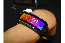 【MWC 2014 Vol.32】サムスン、曲面有機EL搭載「Gear Fit」もTizen OS搭載 画像