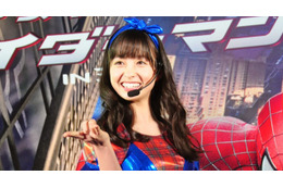 “天使すぎる”橋本環奈、スパイダーマン風ミニスカ衣裳で新宿駅前に登場! 画像