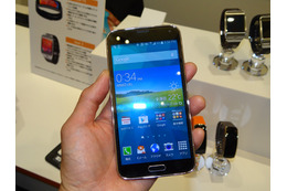 【au 2014年夏モデル】新たに心拍数モニターが搭載された5.1型「GALAXY S5 SCL23」……指紋認証、防水・防塵機能も装備 画像