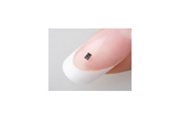 NEC、厚さ0.35mm、実装面積36%減の携帯端末向け磁気センサ「MRUS61C」 画像