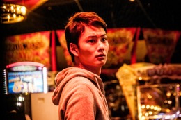 岡田将生は見てしまった! 橋本マナミがゲーセンで大胆キス 画像