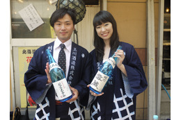 蔵元10社の日本酒を飲み比べ!目立つ女性参加者 画像