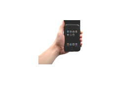 iPod touchの動画や写真をデスクに置いて楽しめる! フォーカルポイント、本革製フリップキャリングケース 画像