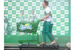 ズブ濡れの水沢アリー「何滴か飲んじゃった」……スプラッシュカート体験 画像