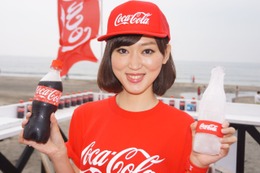 ”氷のボトル”でコカ・コーラを飲む　由比ケ浜海の家 画像