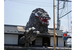 なんだコリャ！民家の屋根を突き破るゴジラが話題 画像