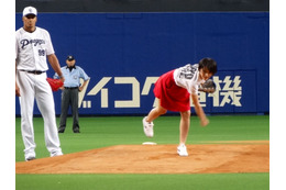 清野菜名が始球式！綺麗なフォームにベンチから驚きの声 画像