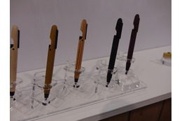 【ギフト・ショー 2014 Vol.13】バネ・芯以外は全て木!量産可能な木製ペン 画像