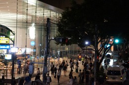 iPhone 6発売前日、アップルストア表参道の行列が1000人に達する勢い 画像