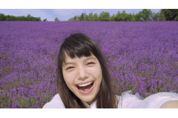 宮崎あおい&本田圭佑、大自然の中で開放感あふれる笑顔 画像