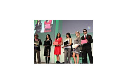 【CES 2008 Vol.9】マイクロソフトブースでファッションショー? 画像
