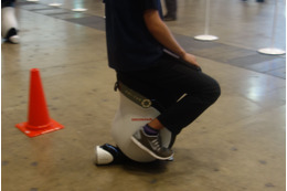 【CEATEC 2014 Vol.54】ホンダ「UNI-CUB」を会場でデモ!ASIMOのバランス技術を応用(動画) 画像