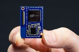 インテルの超小型コンピュータ「Edison」、開発ボードが日本発売 画像