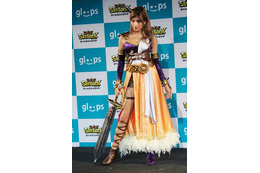 ローラ、コスプレ初体験!ゲームのキャラになりきり剣を振る! 画像