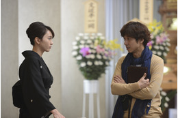 喪服姿の新垣結衣が真剣な眼差しで気鋭の監督に挑む! 画像