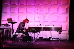 YOSHIKI、ロスでハローキティの公式テーマソングを披露 画像