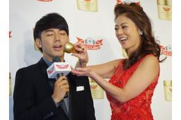 ピース綾部、武田久美子のマッサージにデレデレ! 画像