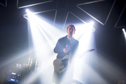 布袋寅泰、生演奏のイメージを光に乗せたライブ敢行! 画像
