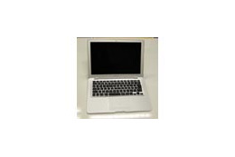【フォトレポート】MacBook Airが編集部にやってきた! 画像