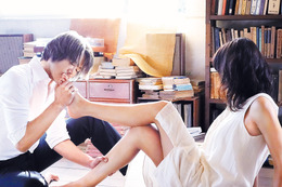 豊川悦司が榮倉奈々の足にキス! 大学教授との大人の恋 画像