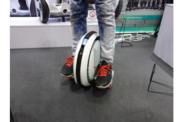 【ギフト・ショー春2015 Vol.10】スケボー感覚?スマート電動一輪車「Ninebot One」展示中 画像