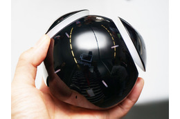 【MWC 2015 Vol.28】ソニーからボイスコマンドに応答して「動く」球体スピーカーが登場 画像