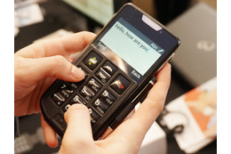 【MWC 2015 Vol.19】電話番号やメールが打ちやすい!“テンキー搭載カバー”付きのシニア向けスマホ 画像