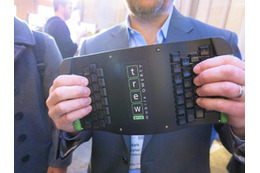 【MWC 2015 Vol.23(動画)】両手で握って文字入力するモバイルキーボード 画像
