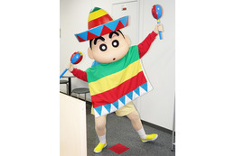 編集部に「クレヨンしんちゃん」がやってきた! オラのニュースをチェックしたゾ 画像