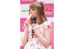 【フォトレポート】ダコタ・ローズ、苺アイスをペロリ! 可愛すぎるドーリーフェイス 画像