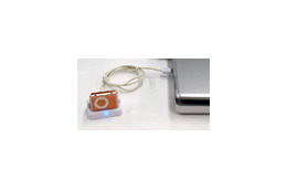 ブライトンネット、iPod shuffle用シンクロ・充電ホルダー/ケース付属 画像