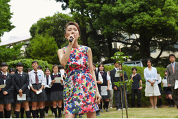 一青窈、“百年続いた”ハナミズキの前で…園芸高校式典で熱唱! 画像